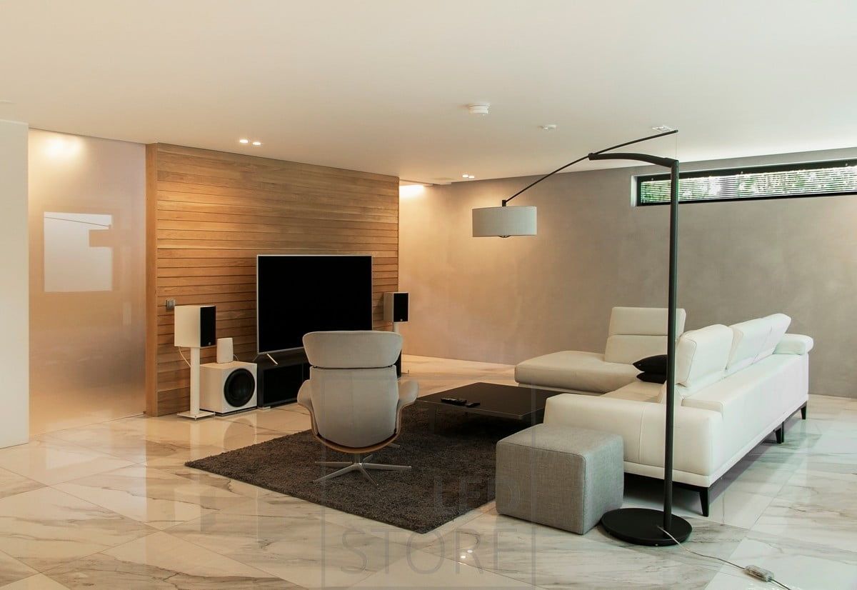 In the living room, versatile lighting implemented with decorative lamps, indirect mood lighting and spotlighting,.